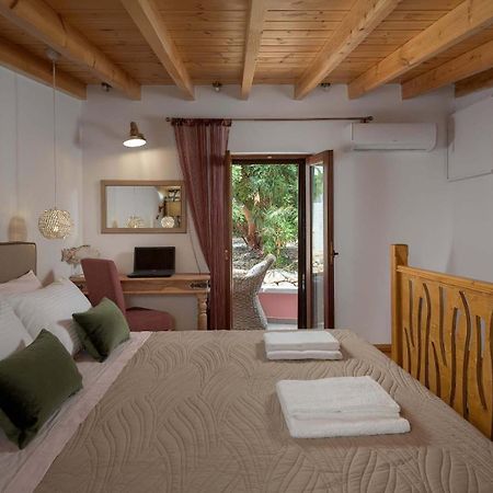 Captain'S Memories Stylish Harbour Apartments Chalki Town Екстер'єр фото