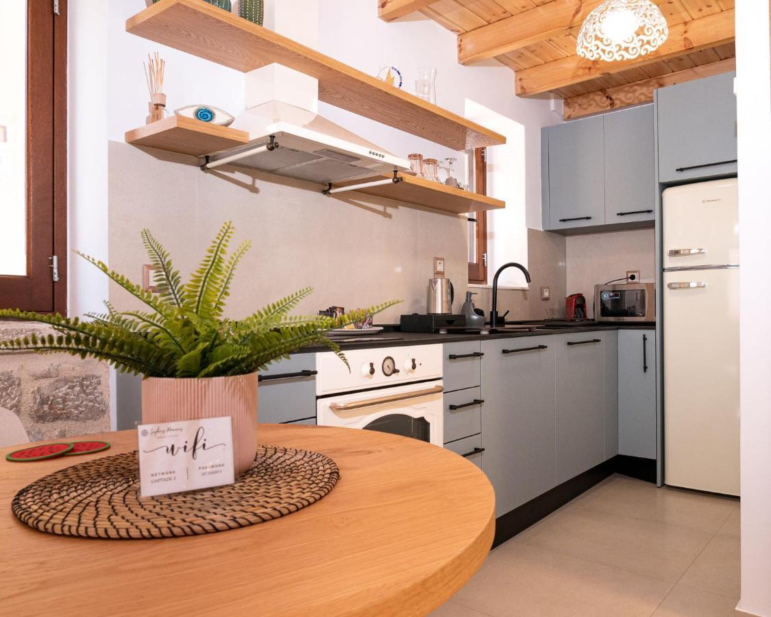 Captain'S Memories Stylish Harbour Apartments Chalki Town Екстер'єр фото