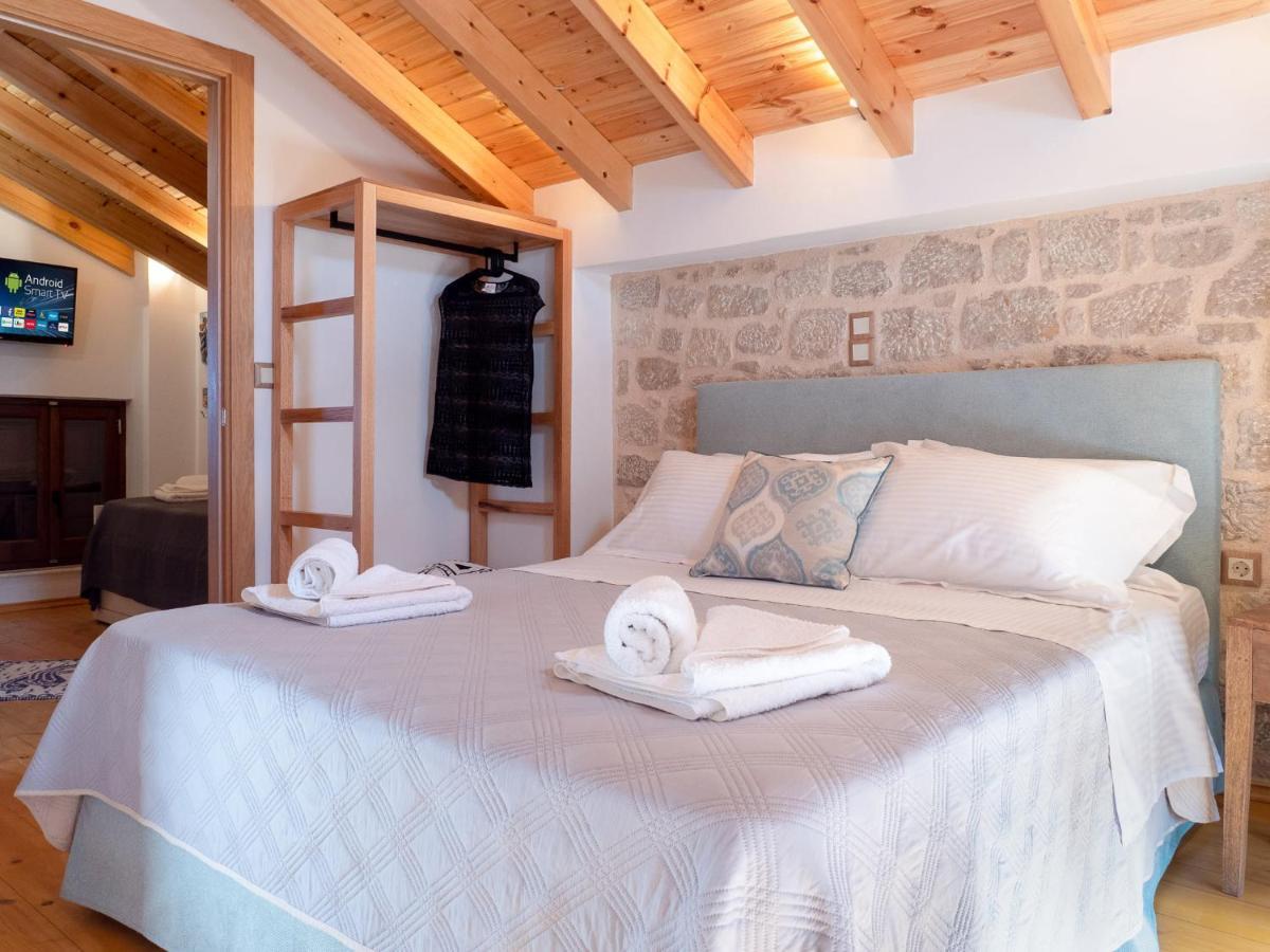 Captain'S Memories Stylish Harbour Apartments Chalki Town Екстер'єр фото