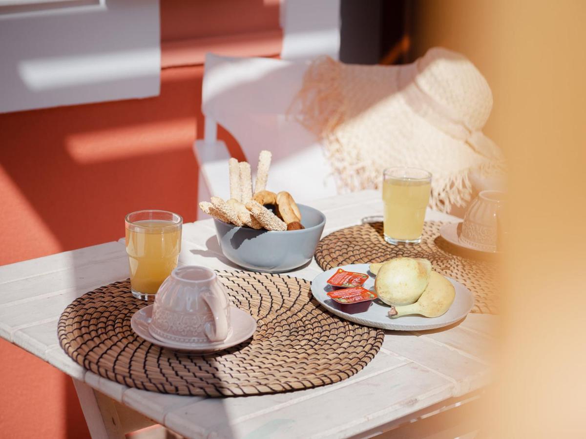 Captain'S Memories Stylish Harbour Apartments Chalki Town Екстер'єр фото