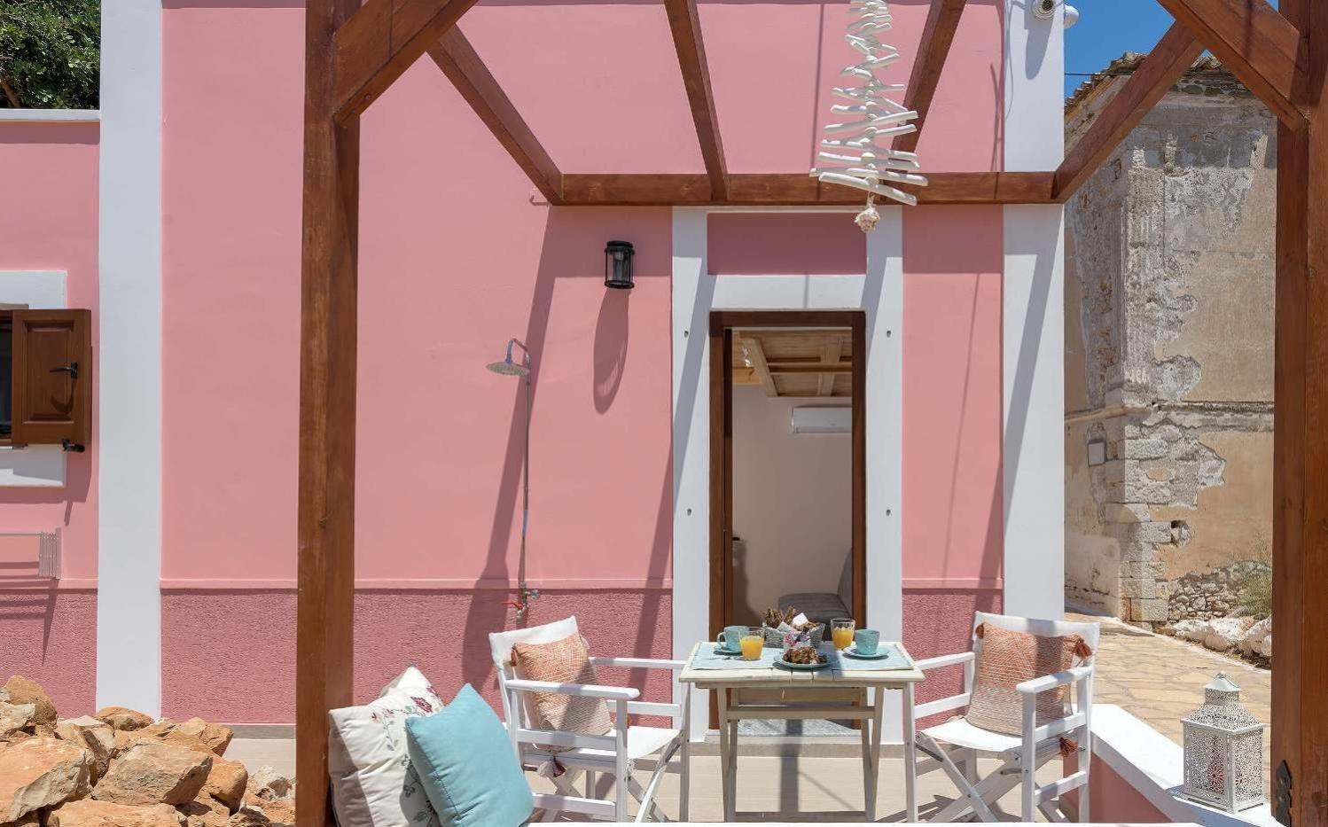 Captain'S Memories Stylish Harbour Apartments Chalki Town Екстер'єр фото